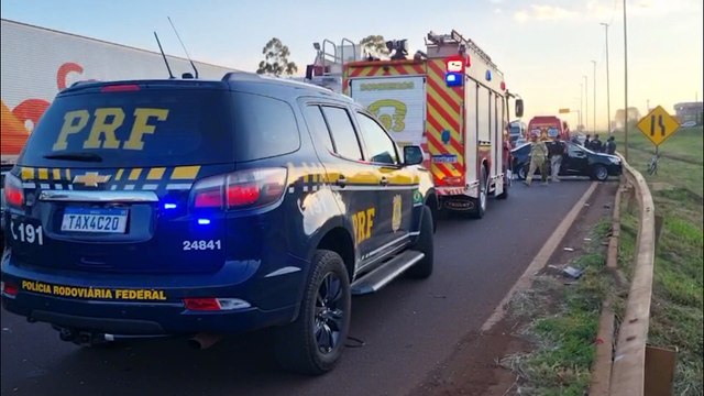 Batida entre carro e caminhão deixa jovem ferido na BR-277