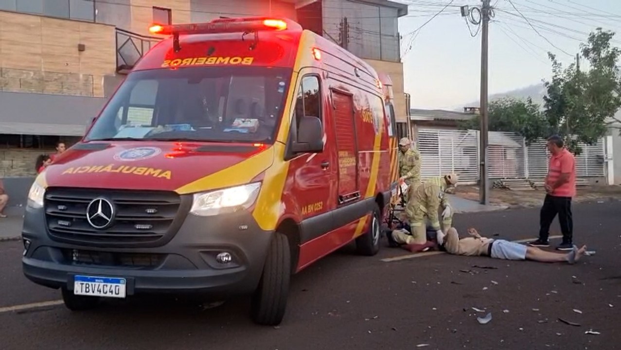 Acidente entre carro e moto deixa jovem ferido no Bairro Floresta, em Cascavel