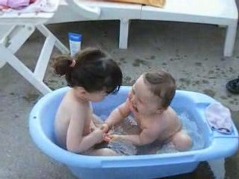 1er bain dehors avec lilia