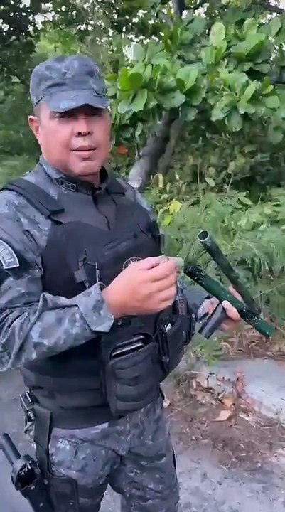 PM apreende arsenal do Comando Vermelho escondido em área de mata no Pontal da Barra