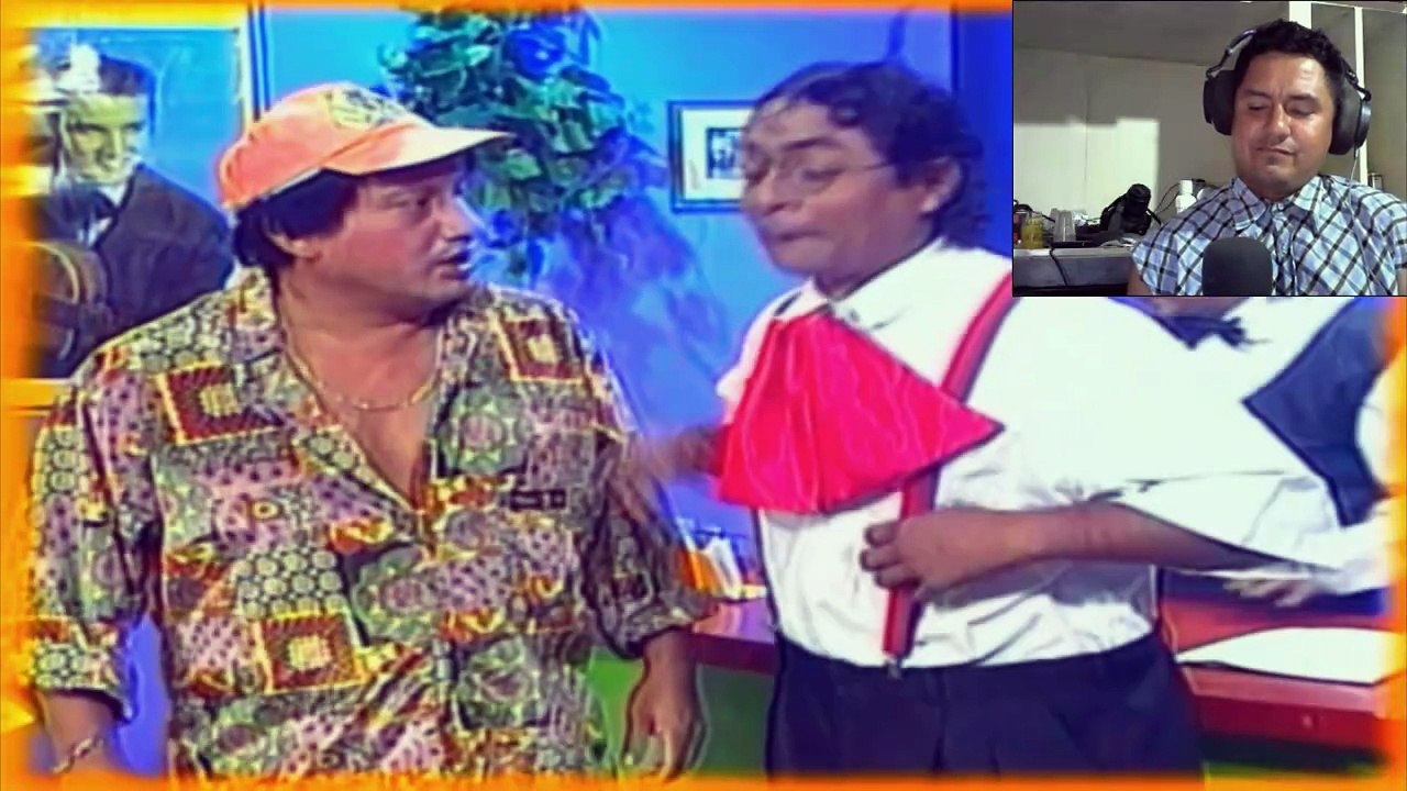 LAS JUGADORAS reciben chapas del machucao MONICA ADARO Y SARA MANRIQUE