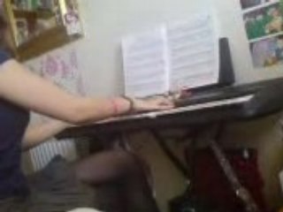 Liz playin piano