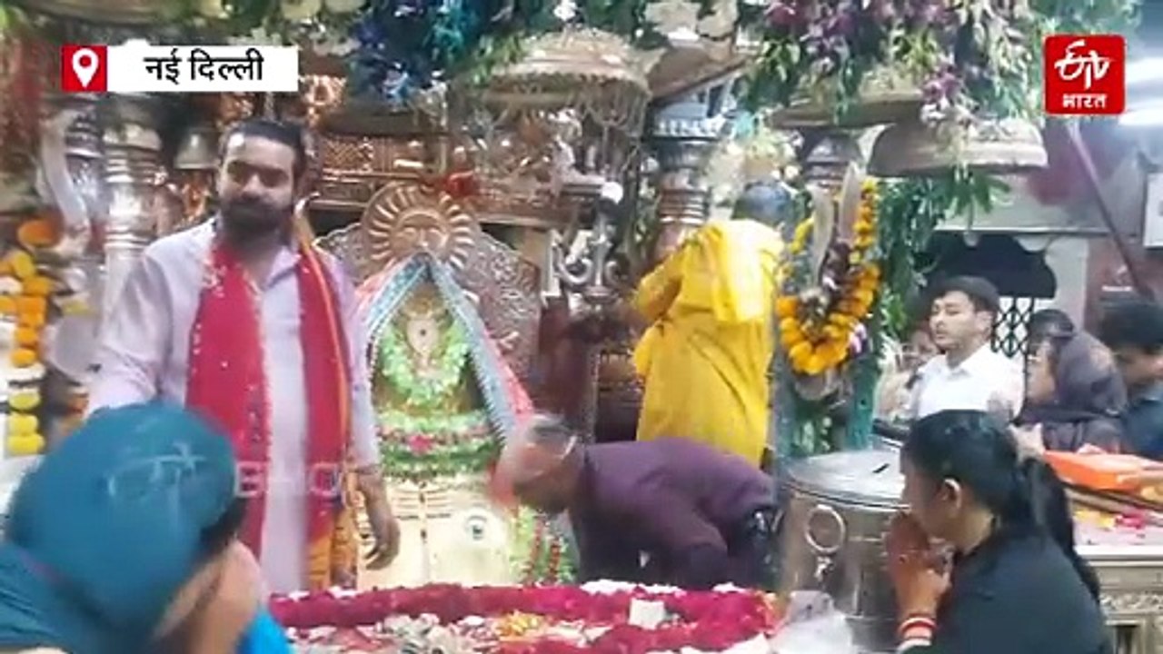 दिल्ली में बारिश के बावजूद नवरात्र के दूसरे दिन कालकाजी मंदिर में भक्तों का लगा तांता
