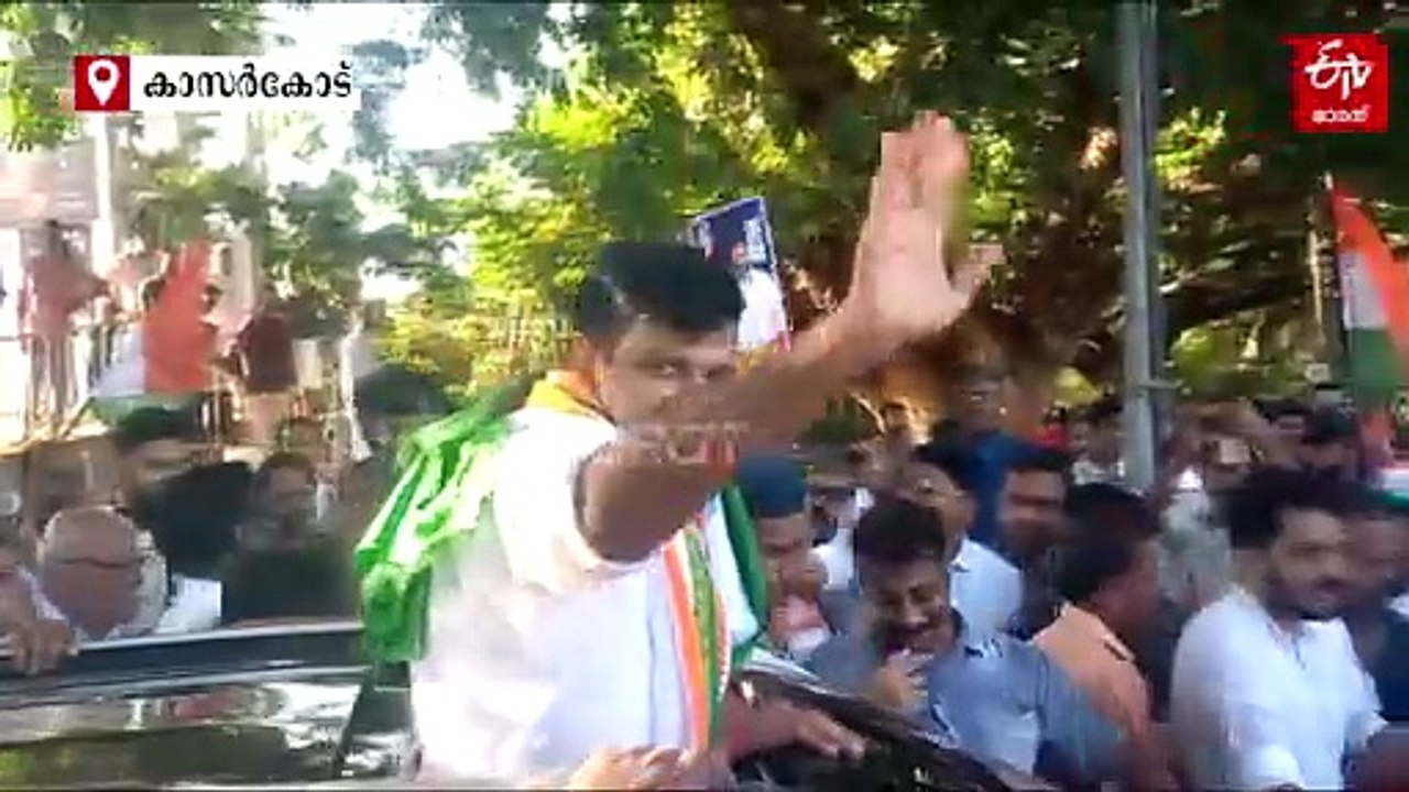 ഇത് 'വടകര മൊമെൻ്റ്‌സെന്ന്' സന്ദീപ് വാര്യർ; തൃക്കരിപ്പൂരിൽ വൻ സ്വീകരണം നൽകി ജനങ്ങൾ