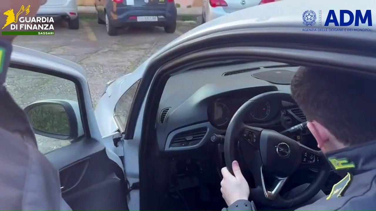 Porto Torres. Sbarca con 2,5 kg di cocaina nascosti nell?auto: scoperto grazie al cane antidroga