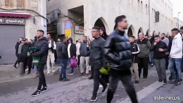 Gas lacrimogeni contro i fedeli musulmani a Gerusalemmme