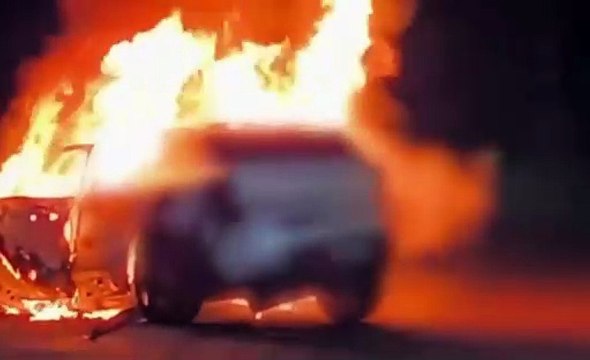 Motorista morre carbonizado após carro bater contra árvore e pegar fogo