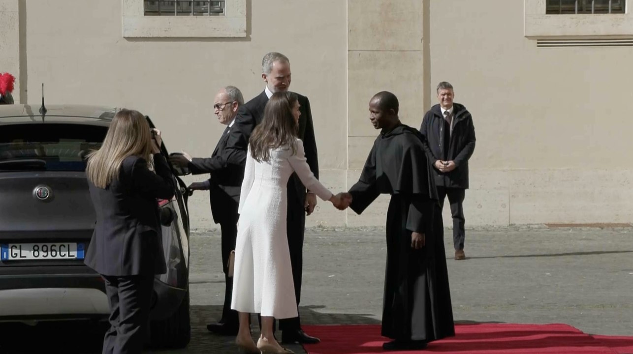 Los reyes de España llegan al Vaticano para su audiencia con el papa León XIV