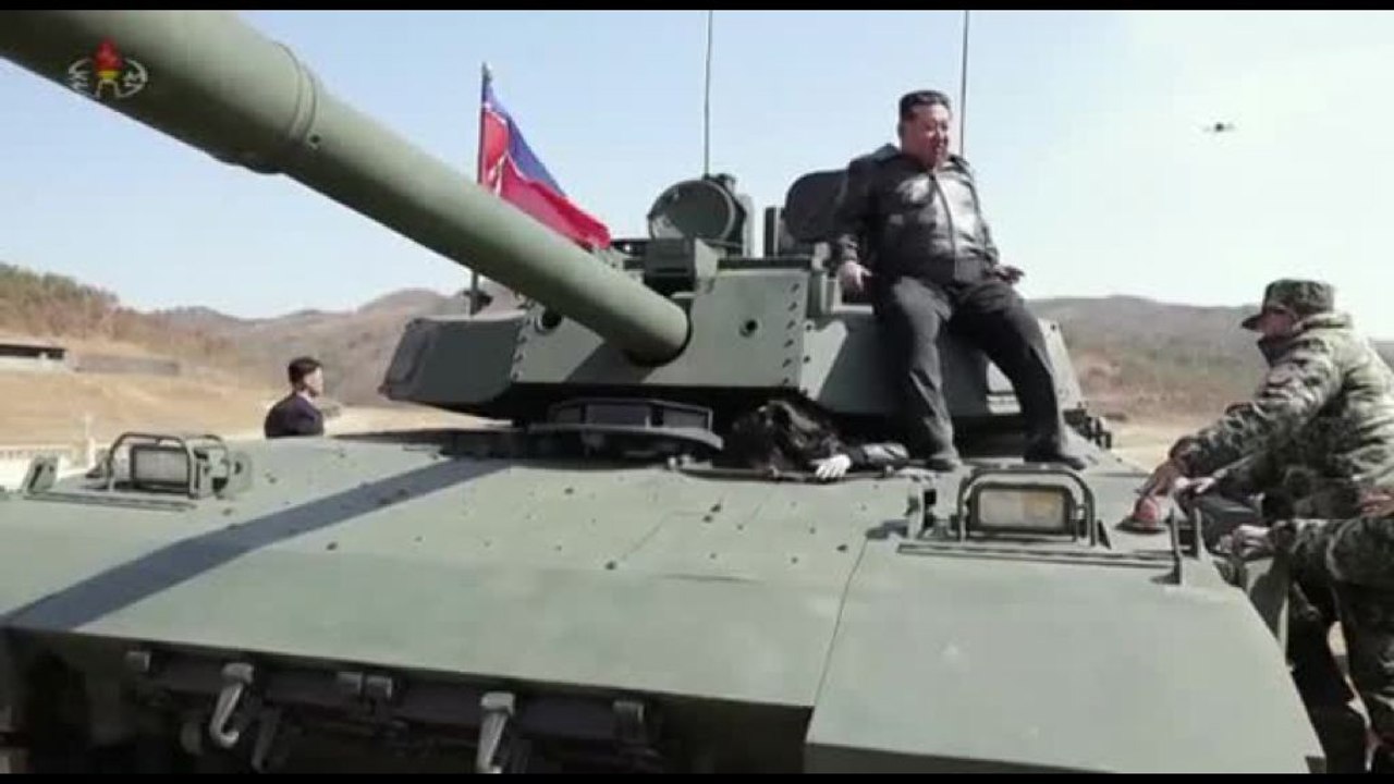 Il leader nordcoreano Kim Jong Un e sua figlia su un carro armato