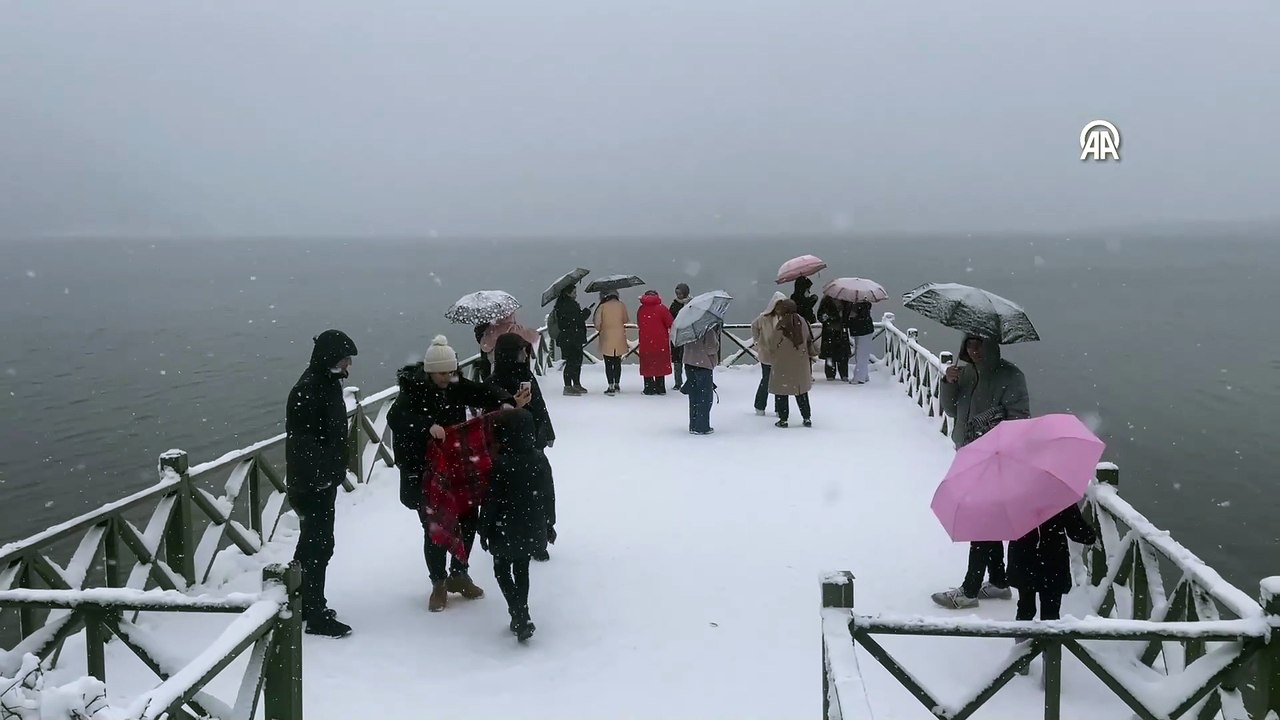 Bayram ve kar tatili birleşti: Abant ve Gölcük beyaza büründü