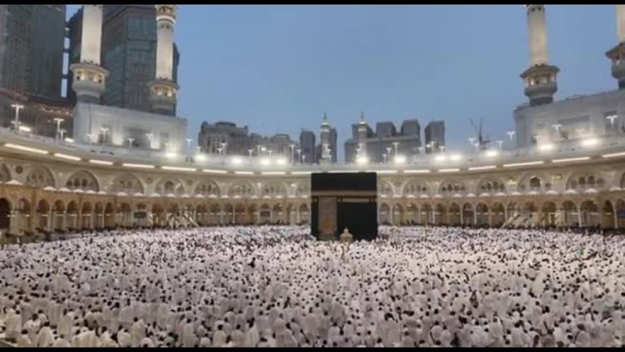 Folla di fedeli alla Grande Moschea della Mecca per la fine del Ramadan