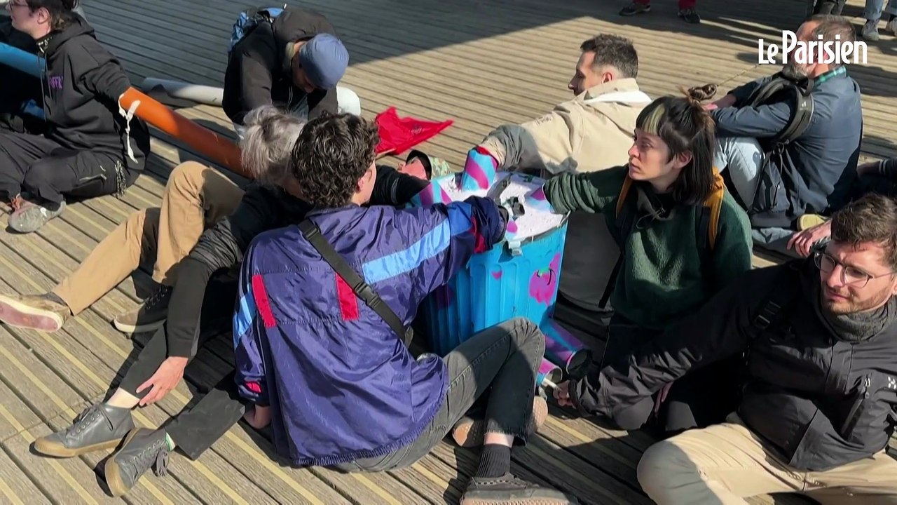 Paris : Extinction Rebellion occupe la passerelle Simone-de-Beauvoir à la veille des municipales