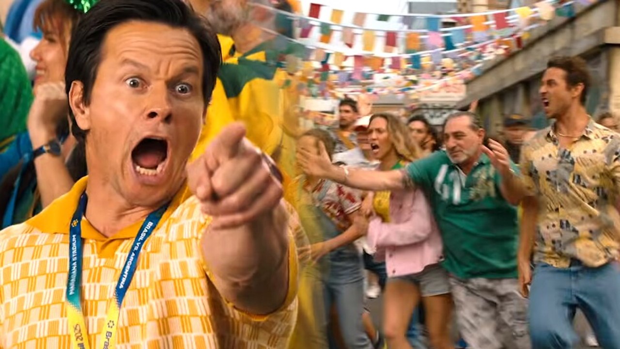 In der neuen Komödie Balls Up legen sich Mark Wahlberg und Paul Walter Hauser mit brasilianischen Fußballfans an