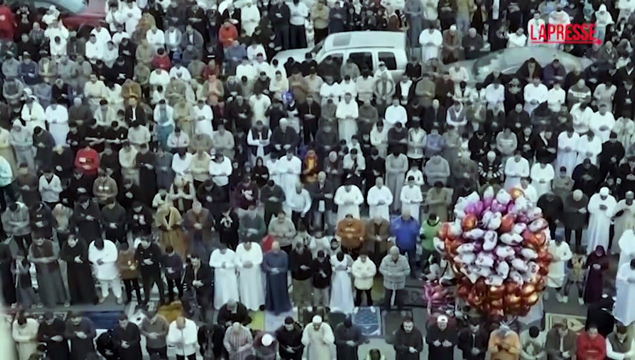 Egitto, migliaia di persone in preghiera a Il Cairo per celebrare la festa dell?Eid al-Fitr