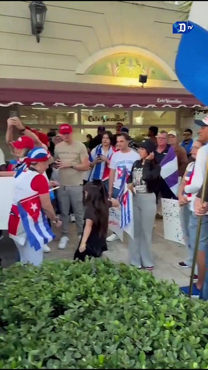 Decenas de jóvenes cubanos, que se identifican como “el nuevo exilio”, se reúnen en el restaurante Versalles de Miami para exigir libertad en Cuba y el fin de la dictadura castrista