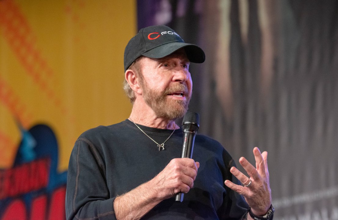 Chuck norris erleidet einen medizinischen notfall auf hawaii