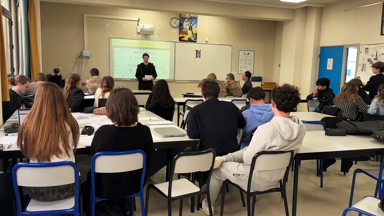 Au lycée Claude Fauriel de Saint-Etienne, les étudiants plongés dans un exercice militaire inédit