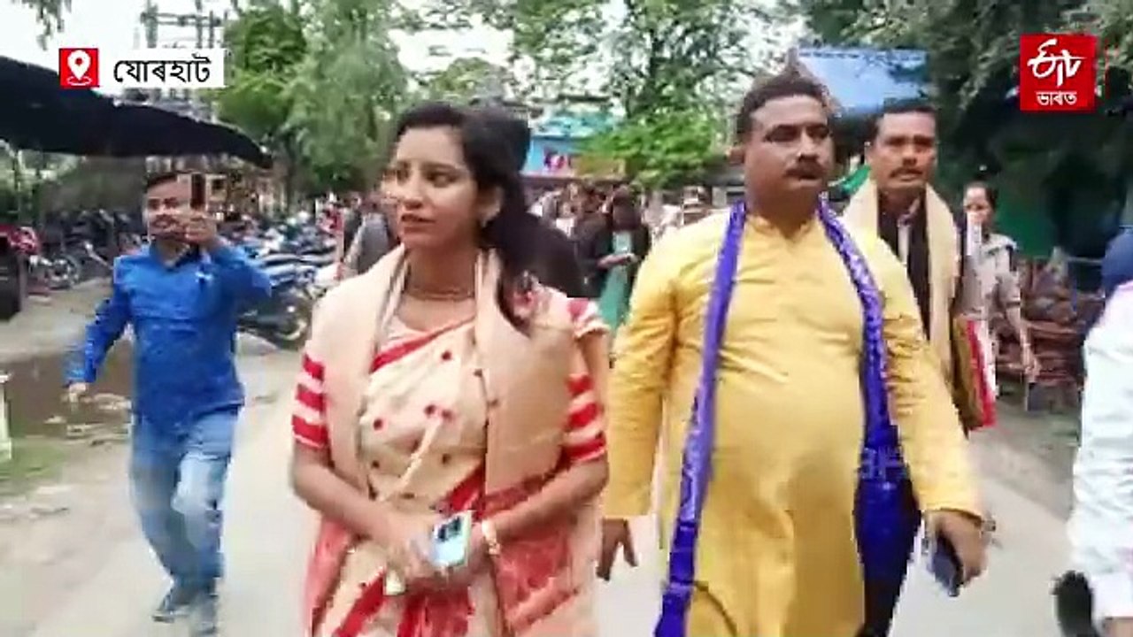 ঝুমুৰ নাচি নাচি মনোনয়ন পত্ৰ দাখিল কৰিলে জ্ঞানশ্ৰী বৰাই