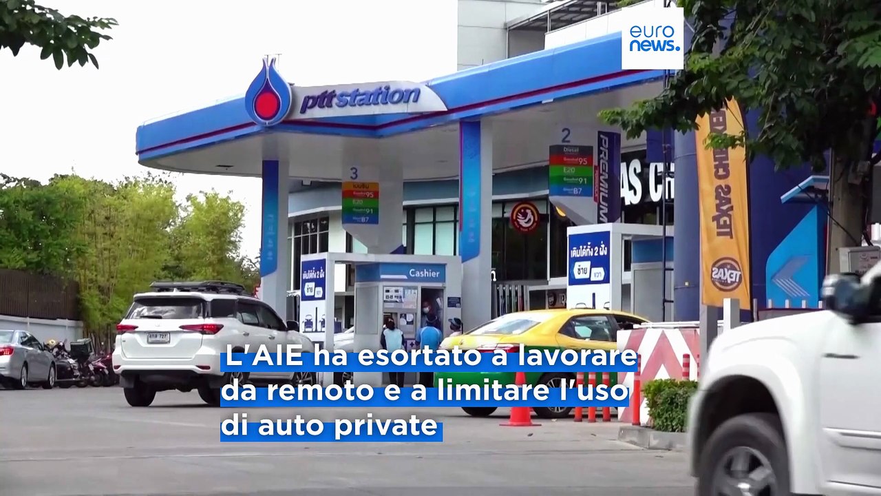 Caro carburanti: l'Aie invita a lavorare da casa prendere meno aerei e usare i trasporti pubblici