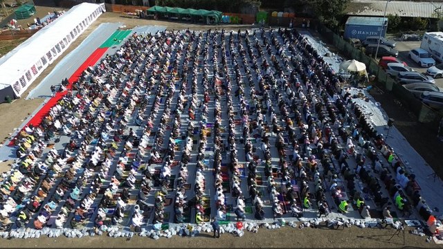 Festa di fine Ramadan, le immagini dei musulmani in preghiera a Mestre e Verona: il video