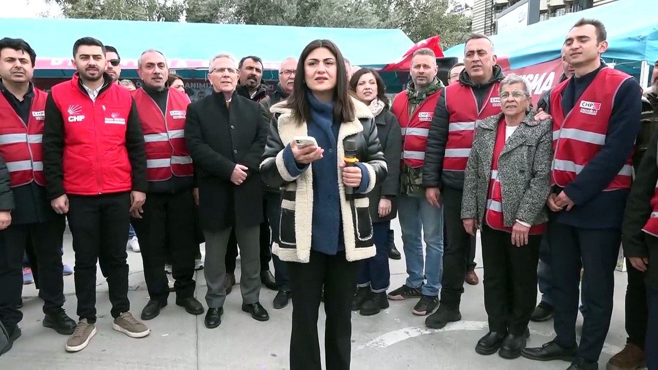 Kuşadalılar bayramda da Ömer Günel için meydanı terk etmedi