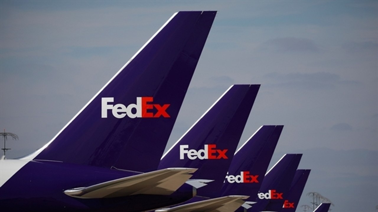 FedEx Raises Forecast, Downplays War Impact