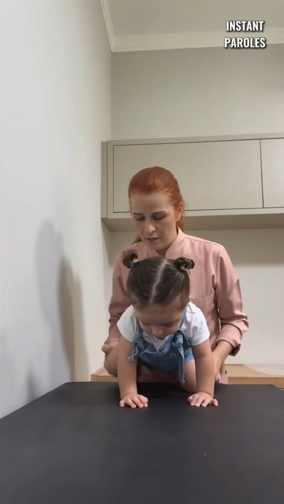 Cette maman voit sa fille tenir debout seule pour la toute première fois