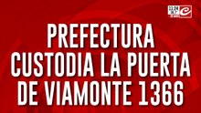 Prefectura custodia la puerta de Viamonte 1366