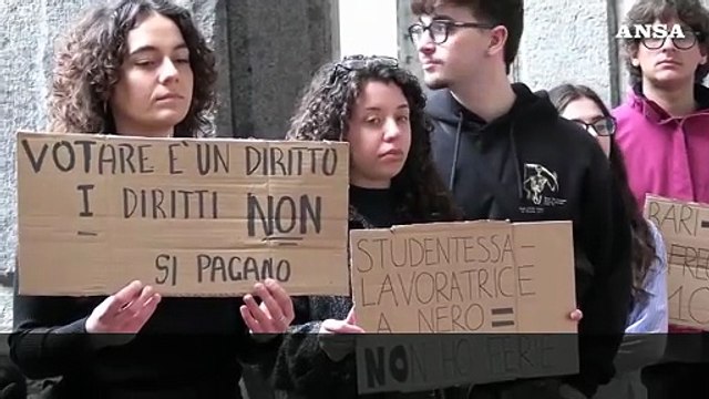 I diritti non si pagano , la protesta sul voto dei fuorisede a Napoli