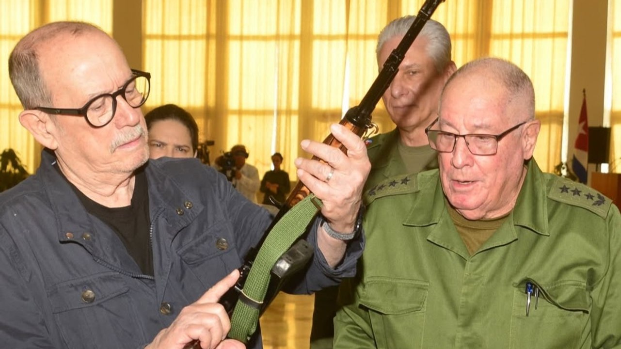 Silvio Rodríguez recibe el fusil AKM que pidió para defender a Cuba si “se lanza” Estados Unidos