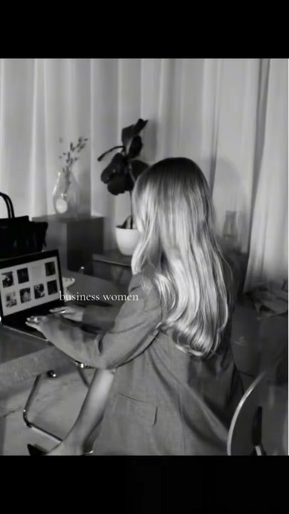 Femme forte, elle choisit de compter sur elle-même. Elle avance avec courage, même dans les moments de doute, et transforme chaque obstacle en opportunité de grandir. Reflet de sa persévérance, de sa discipline et de la force qu’elle a trouvée en elle.