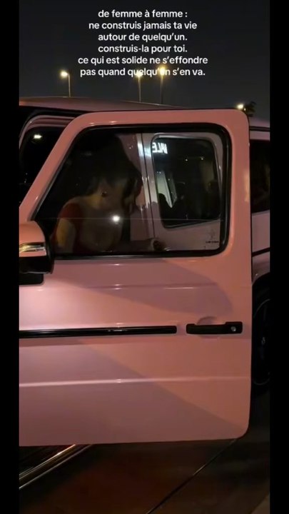 Femme déterminée, elle avance seule, mais jamais sans ressources. Elle apprend, teste, échoue parfois, puis recommence avec plus de force et de clarté. Parce que grandir seule, c’est puissant… mais avancer ensemble, c’est encore plus fort.