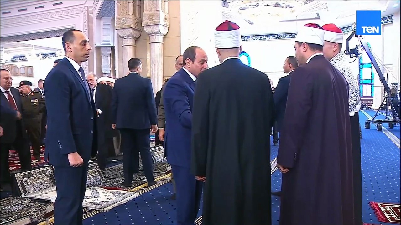 من بينهم الإعلامي نشأت الديهي .. الرئيس السيسي يصافح عدد من رجال الدولة والحضور عقب صلاة عيد الفطر