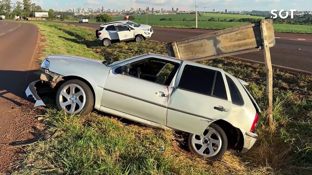 Jovem ferida após colisão entre Gol e Ecosport, durante tentativa de retorno na BR-467 em Cascavel