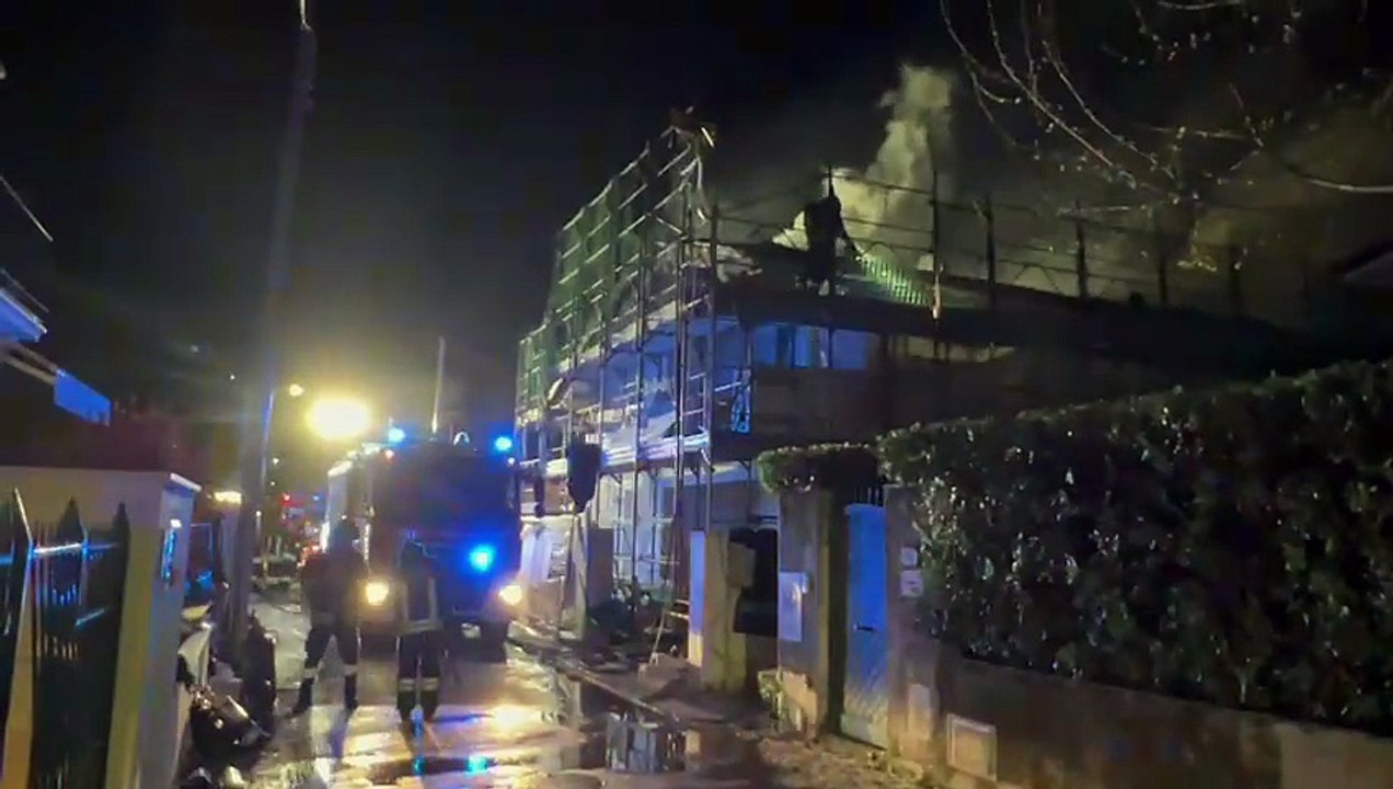 Forte dei Marmi, brucia una casa in costruzione: maxi intervento dei vigili del fuoco