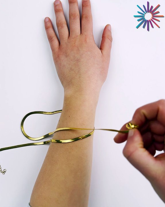 Put on your bracelet without help 👌