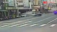 驚悚！台中休旅車撞BMW又波及路邊7車    2人受傷送醫