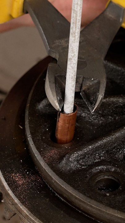 Easy removal of a broken bolt 💥 mechanics know this useful hack