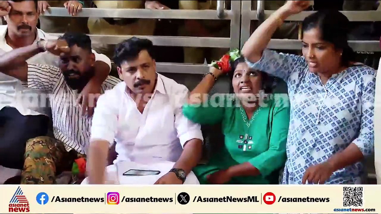 തിരു. മെഡിക്കൽ കോളേജിലെ തീ പിടിത്തത്തിൽ രോ​ഗികൾ മരിച്ചെന്ന ആരോപണം; യൂത്ത് കോൺ​ഗ്രസ് പ്രതിഷേധം