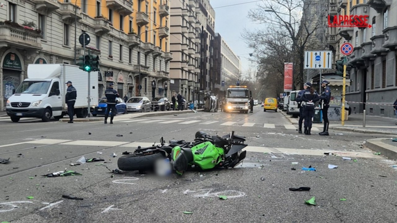 L'auto ribaltata, la moto a terra: le immagini dell'incidente in viale Mugello a Milano