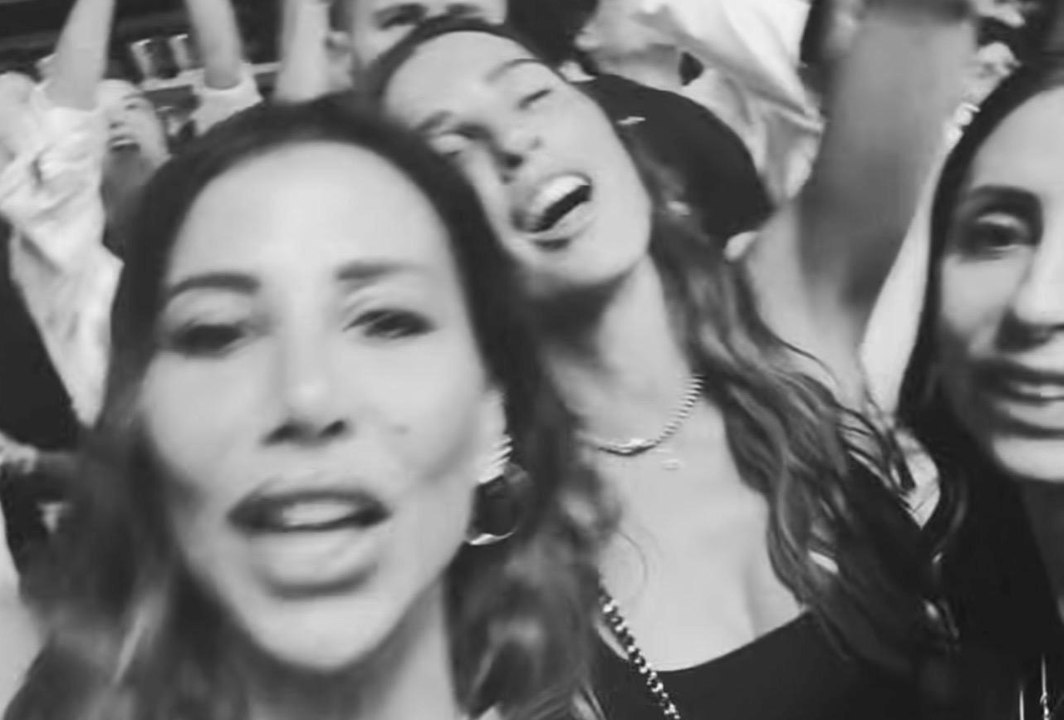 VIDEO / Enza, moglie di D'Ambrosio, si gode il concerto di Olly insieme alle sue amiche