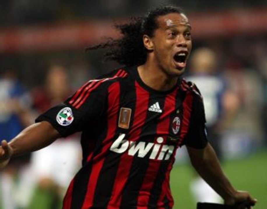 Il Milan celebra il compleanno di Ronaldinho: "Tanti auguri campione"