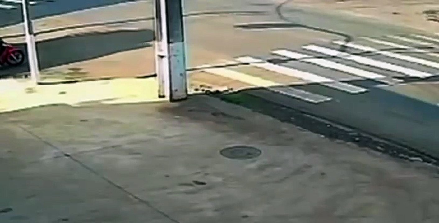 Câmera flagra acidente entre moto e caminhão em Arapongas; assista