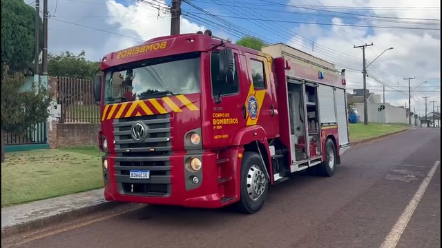 Bombeiros são acionados para capturar cobra em telhado de residência na Região do Lago