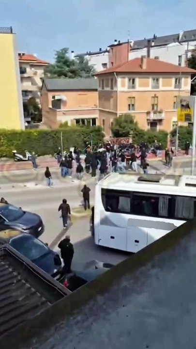 Violenti scontri tra tifosi prima di Cesena-Catanzaro, volano sedie e bastoni: il video