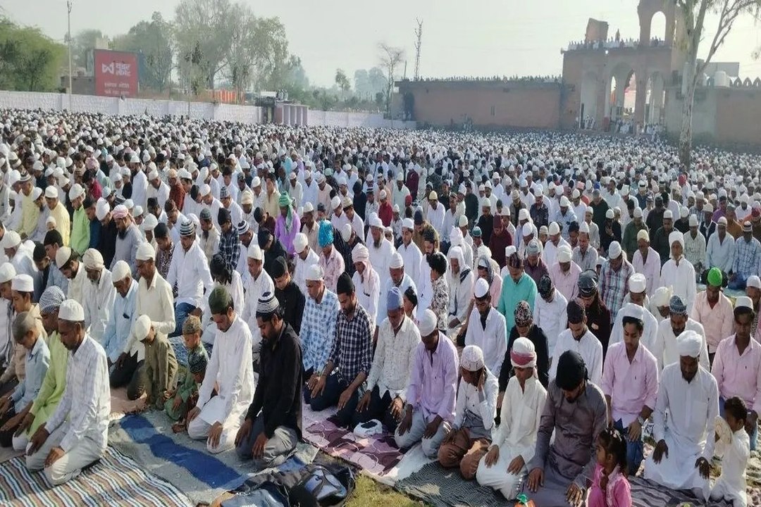ईद उल फितर: सजदे में झुके शीश...छाई खुशियां,खाई सेव​इयां