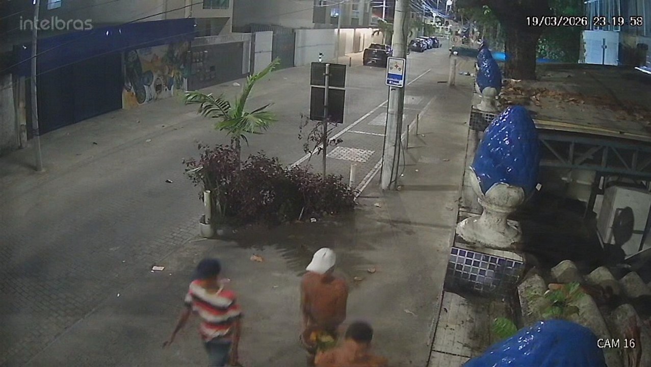 VÍDEO: Homem em situação de rua vai parar na UTI em estado grave após ser brutalmente espancado na Cidade Baixa