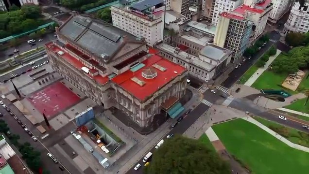 John Malkovich en Buenos Aires: se subió el Obelisco y fue al Teatro Colón