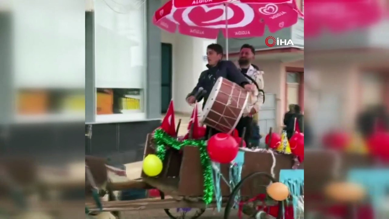 Konya'nın Beyşehir ilçesinde davulcular bahşişi süslenen eşek arabasıyla topluyor