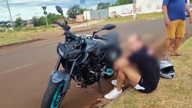 Motociclista fica ferido em acidente entre moto e carro no Recanto Tropical II, em Cascavel